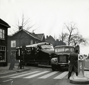 168194 Afbeelding van het transport per vrachtauto van transportbedrijf Wassink te Amersfoort van de kop van een ...